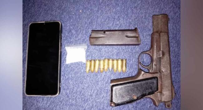 මුල්ලේරියාවෙන් මතු වූ පිස්තෝලය සහ අයිස්